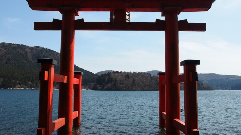 일본 하코네 아시노호 호숫가 하코네 신사 도리이