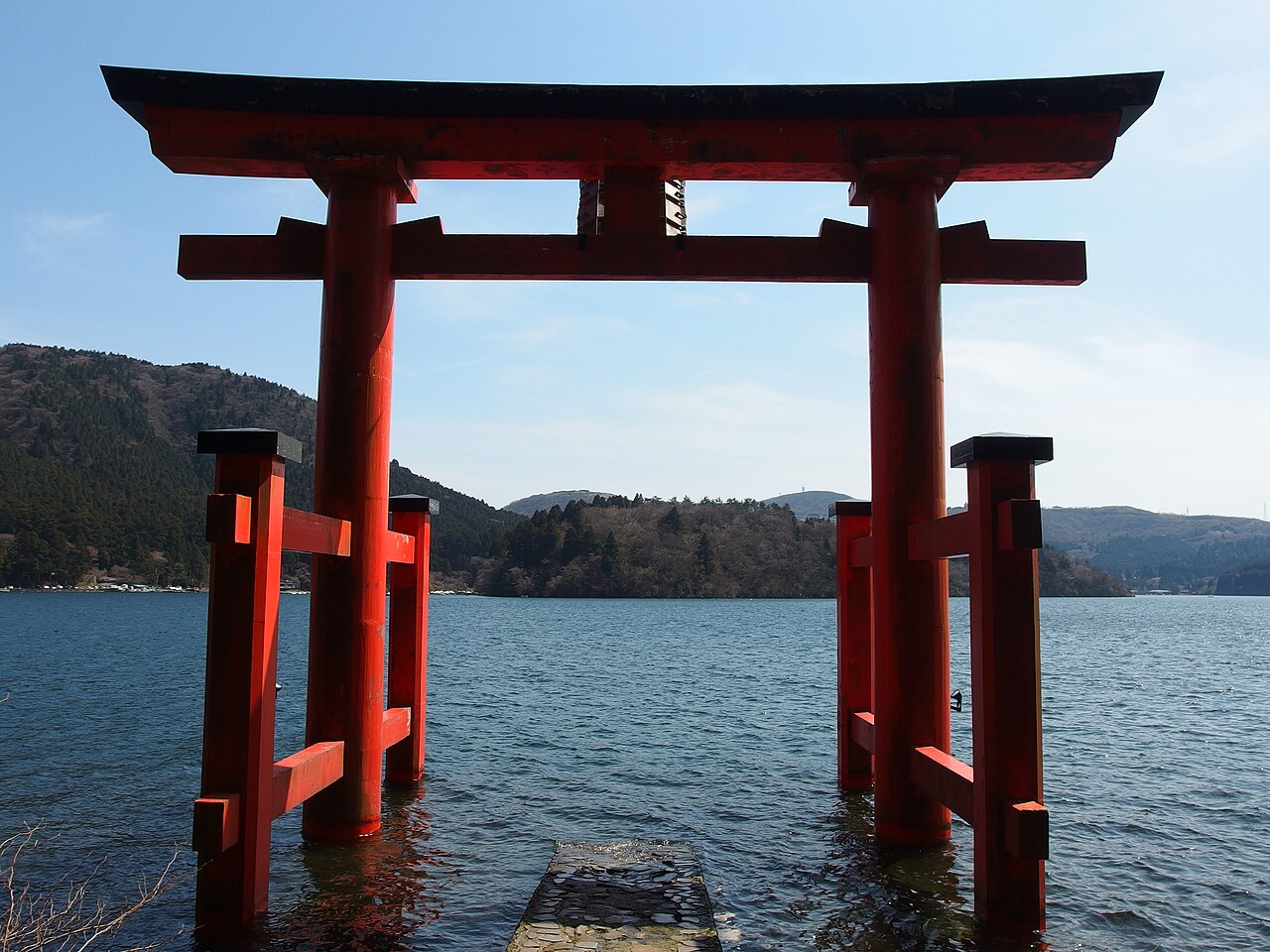 일본 하코네 아시노호 호숫가 하코네 신사 도리이