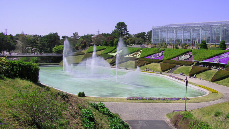 시즈오카 하마마쓰 플라워파크의 중앙 분수와 온실 전경