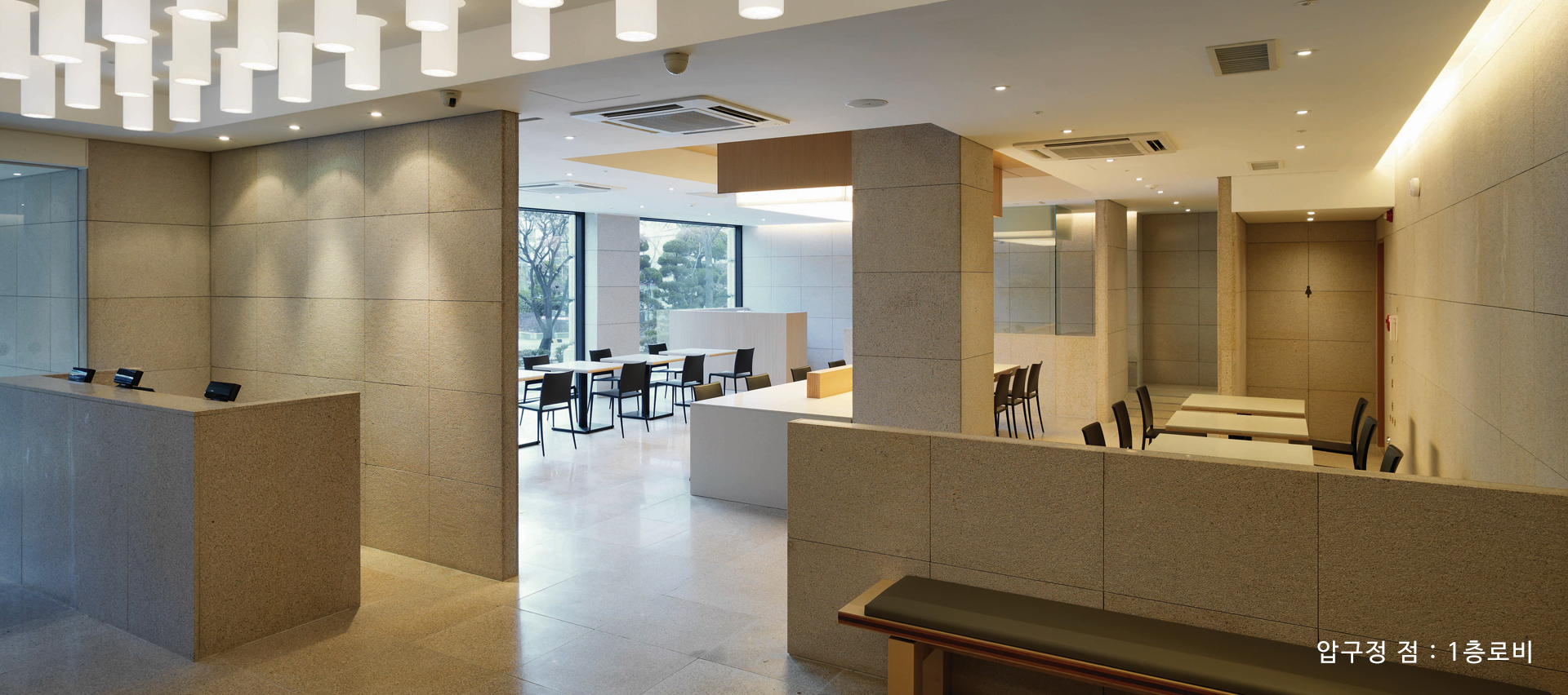 한일관 압구정본점 1층 로비와 창가 좌석