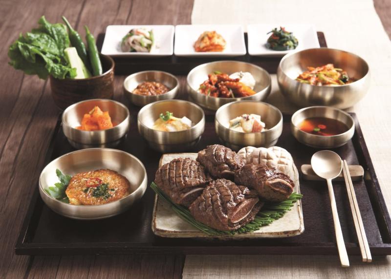 한일관 한 상차림 트레이와 고기 반찬 구성