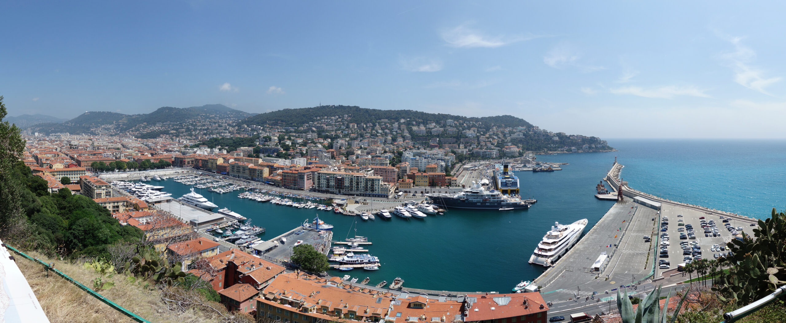 성 언덕 위에서 내려다본 니스 포트 림피아와 요트가 가득한 항구