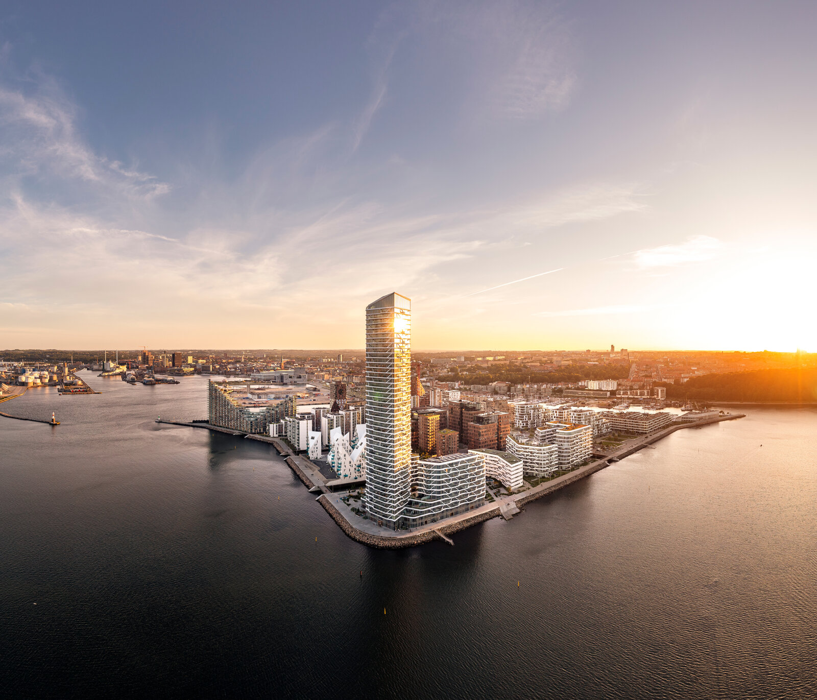 오르후스 Ø 라이트하우스 타워와 이스비에르 건물이 보이는 항구 전경