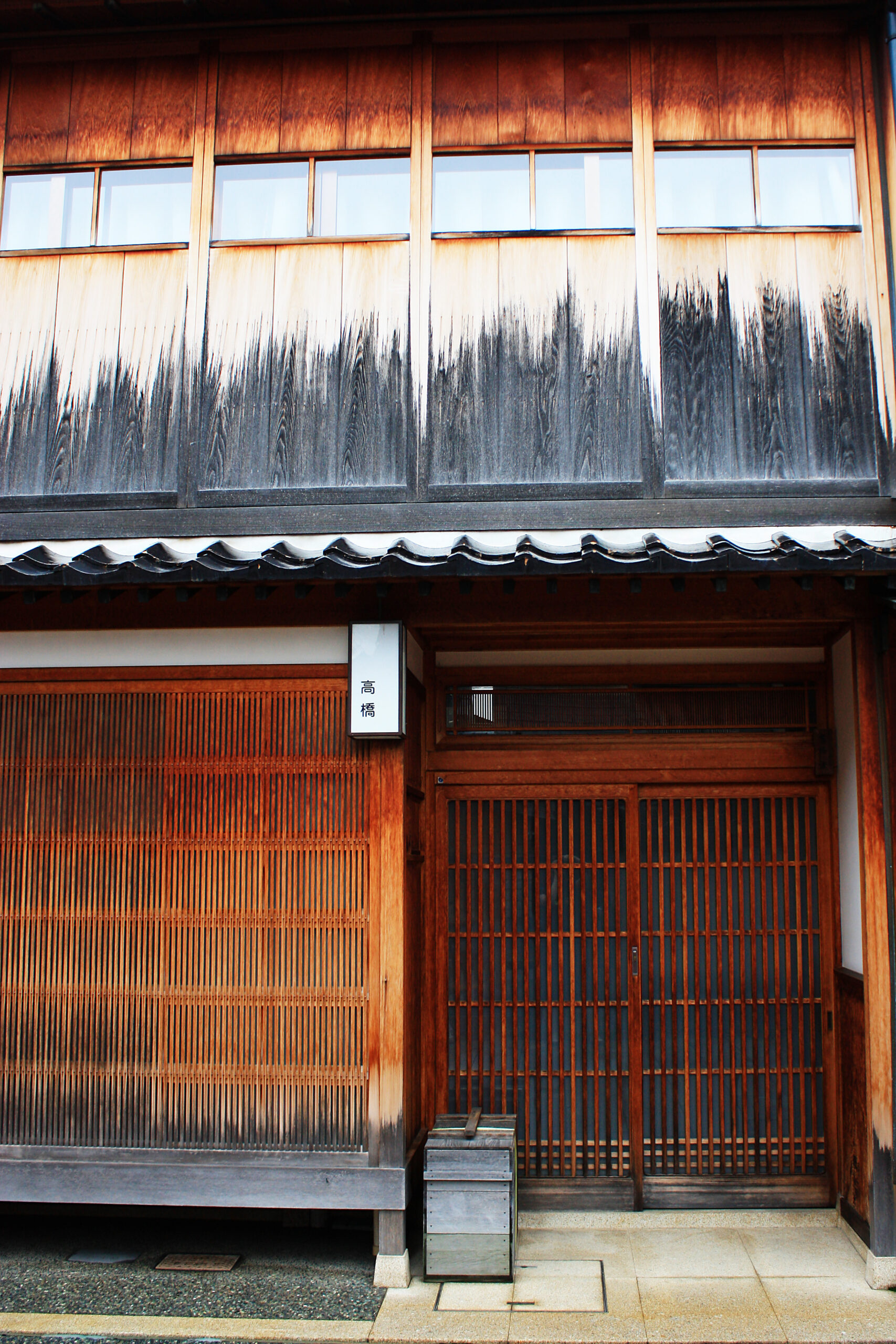 가나자와 히가시 차야 거리의 전통 목조 가옥 풍경