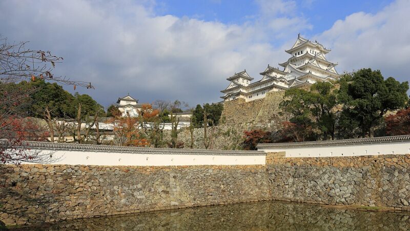 히메지성 천수와 흰 성벽이 선명하게 보이는 전경