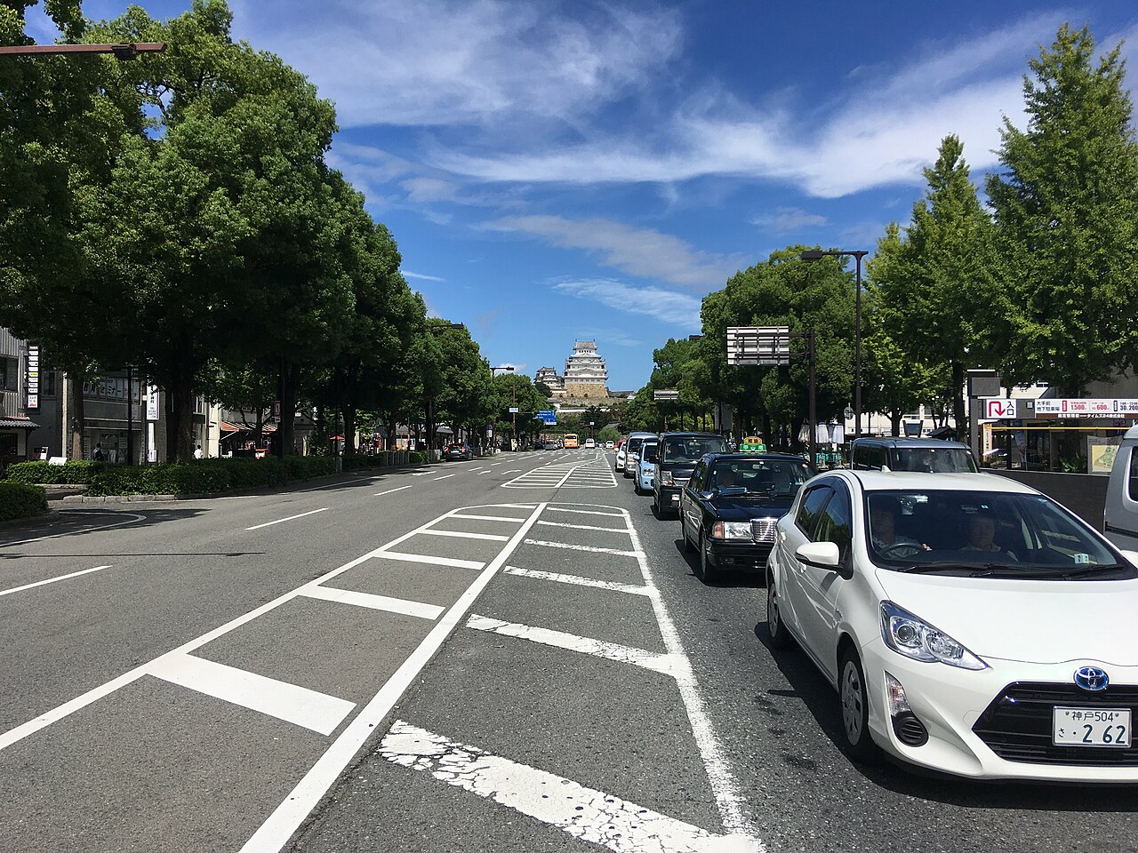 히메지 오테마에도리 가로수길 끝에 히메지성이 보이는 풍경