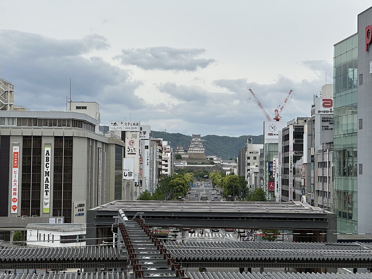 히메지역 북쪽 축선 너머로 멀리 보이는 히메지성 전경