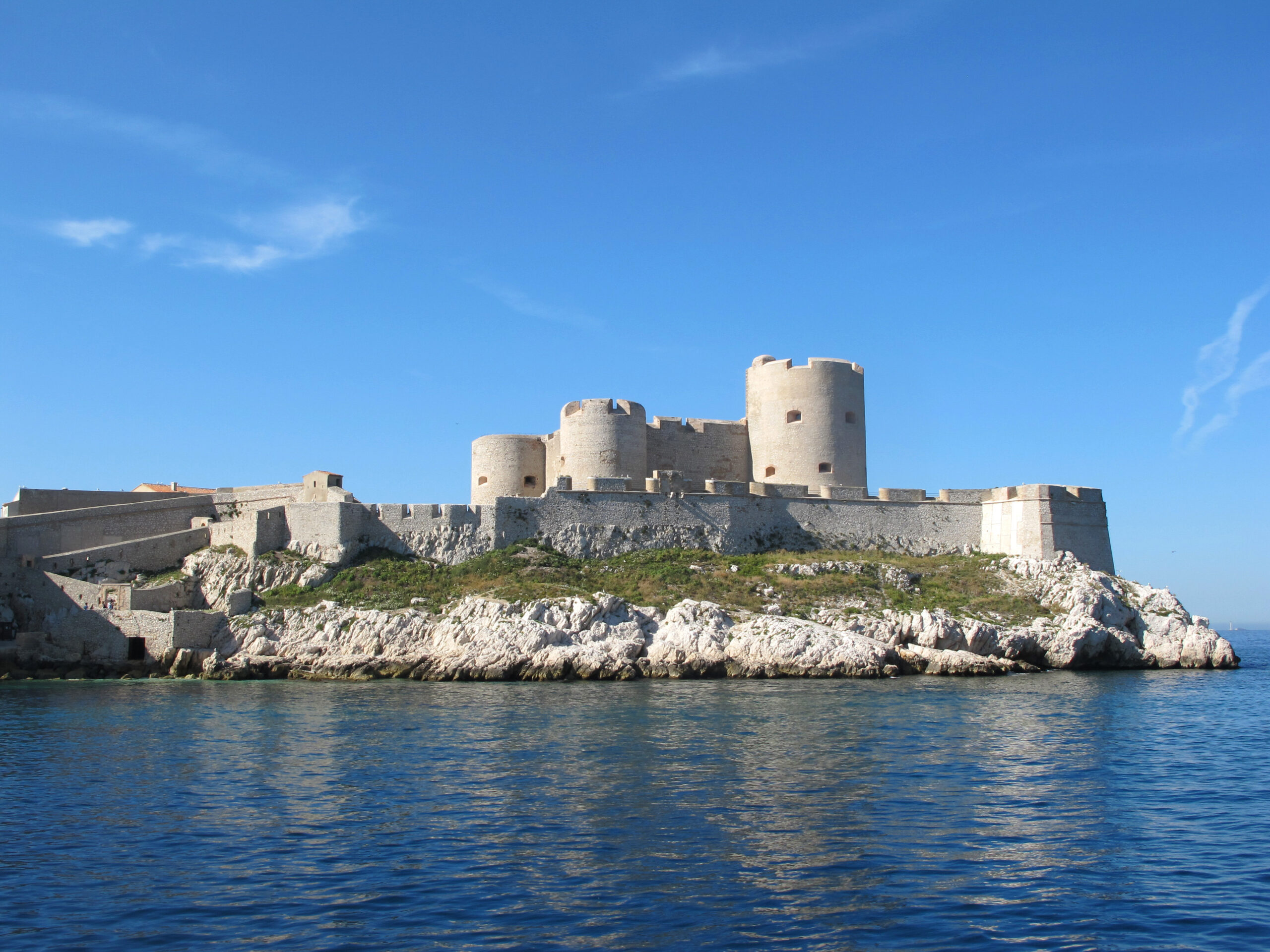 마르세유 앞바다 섬 위의 샤토 디프 전경