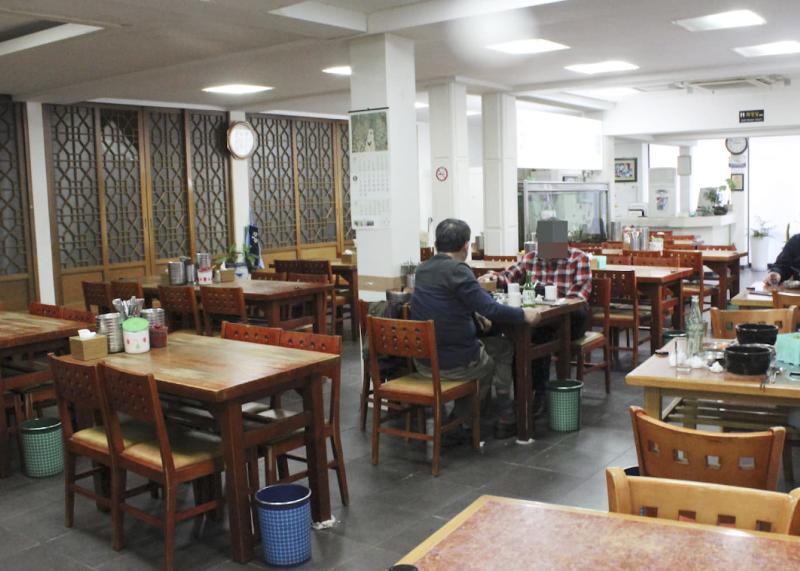 서울 종로 이문설농탕 내부 나무 테이블과 의자, 넓은 식사 공간 전경
