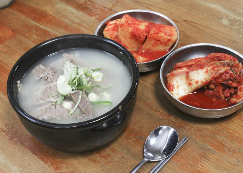 서울 종로 이문설농탕 설렁탕 한 그릇과 깍두기, 김치가 함께 놓인 테이블