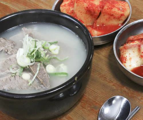 서울 종로 이문설농탕 설렁탕 국물과 고기, 파가 더 가까이 보이는 음식 클로즈업