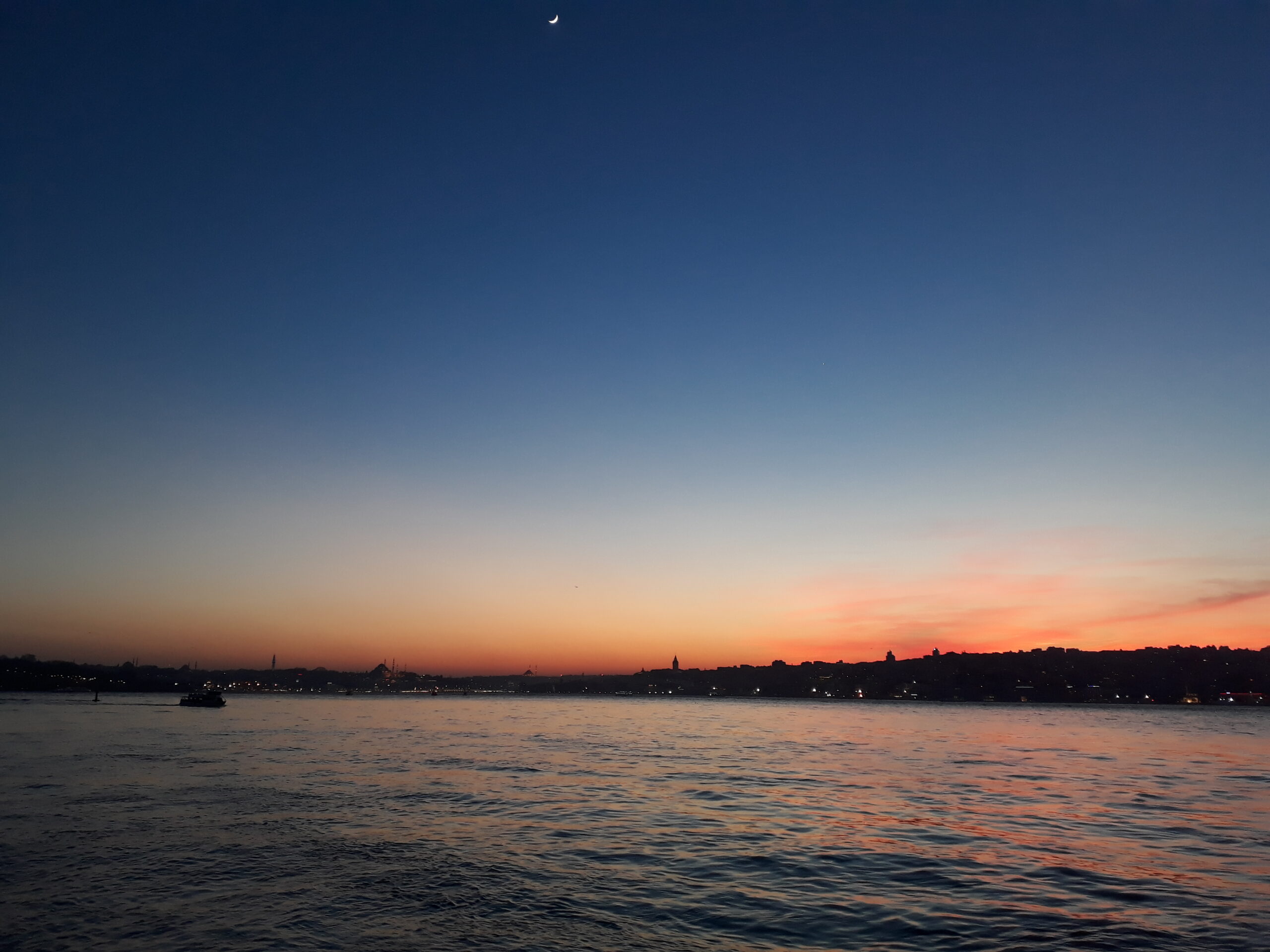 이스탄불 보스포루스 해질녘 도시 실루엣