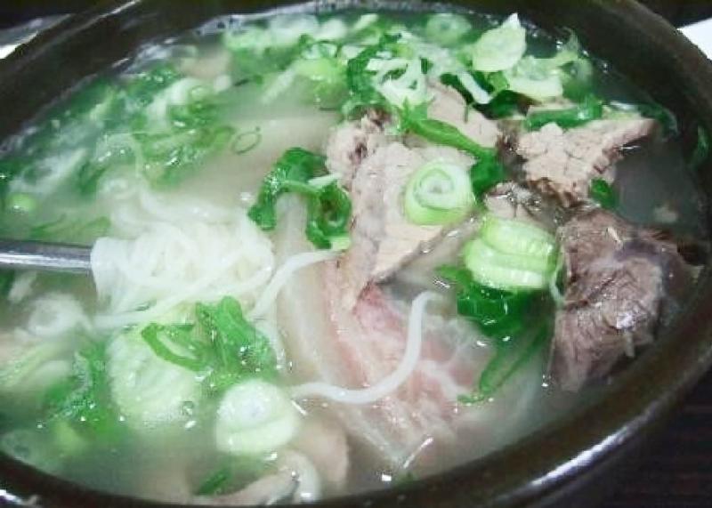 파와 고기, 면이 함께 보이는 잼배옥 설렁탕 한 그릇