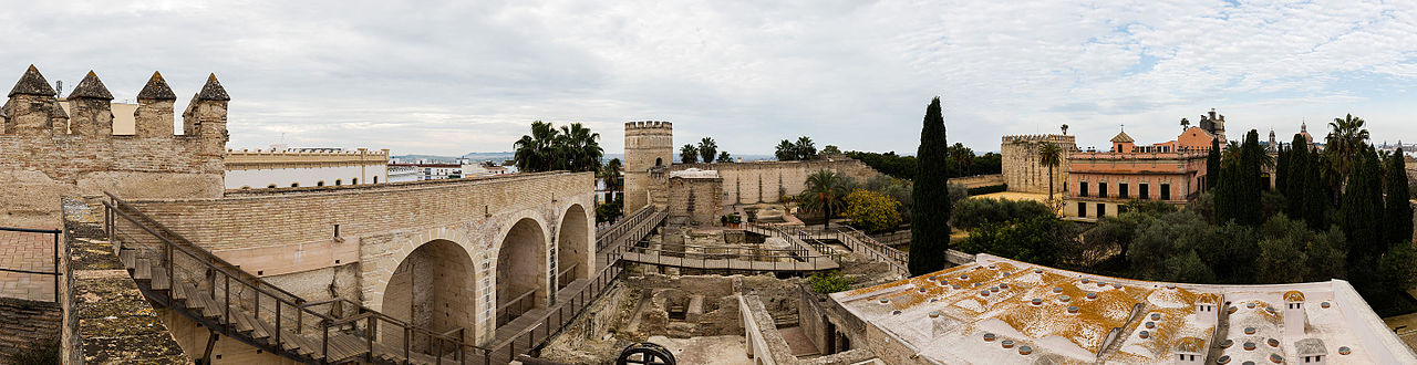 스페인 헤레스 알카사르 성벽과 정원, 탑이 보이는 내부 풍경