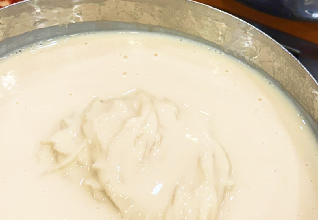 콩물이 두껍게 감긴 면 결과 그릇 가장자리가 더 가까이 보이는 진주회관 콩국수 디테일