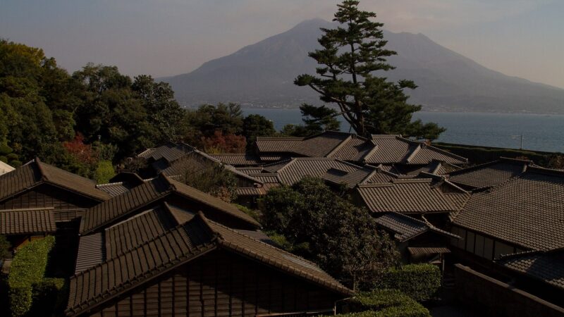 가고시마 센간엔 전통 건물 너머로 사쿠라지마가 보이는 풍경