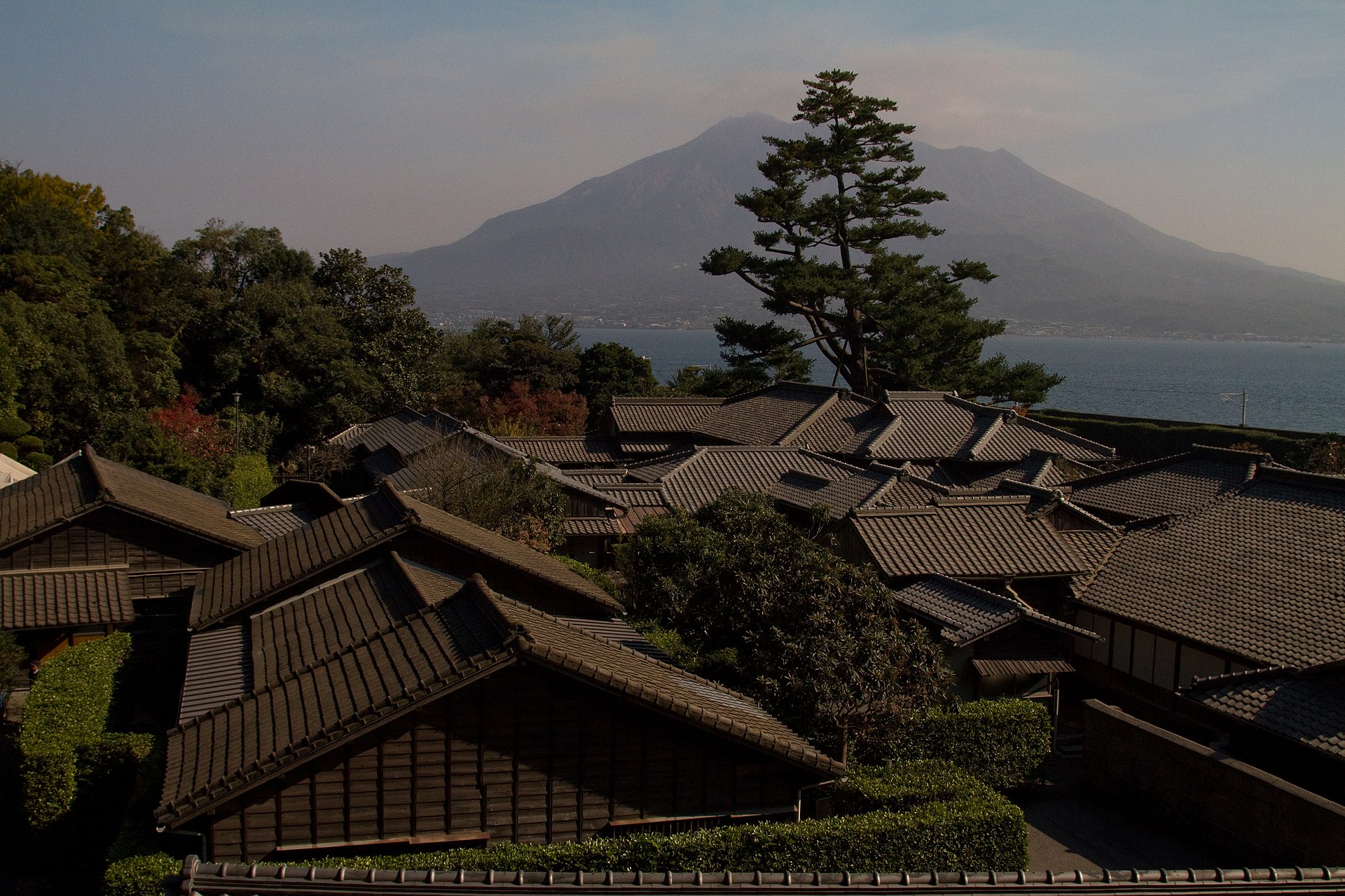 가고시마 센간엔 전통 건물 너머로 사쿠라지마가 보이는 풍경