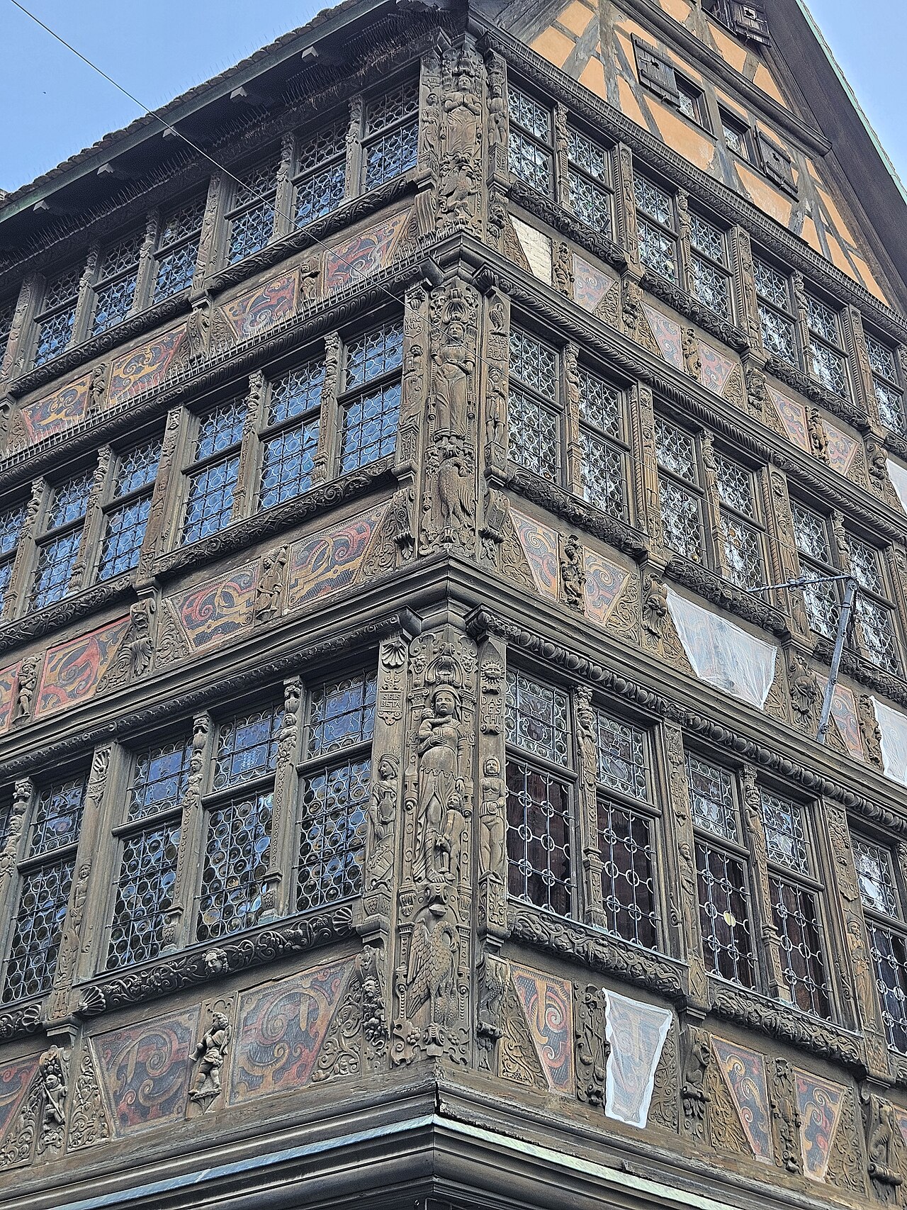 스트라스부르 메종 카메르첼의 화려한 목조 외벽과 장식