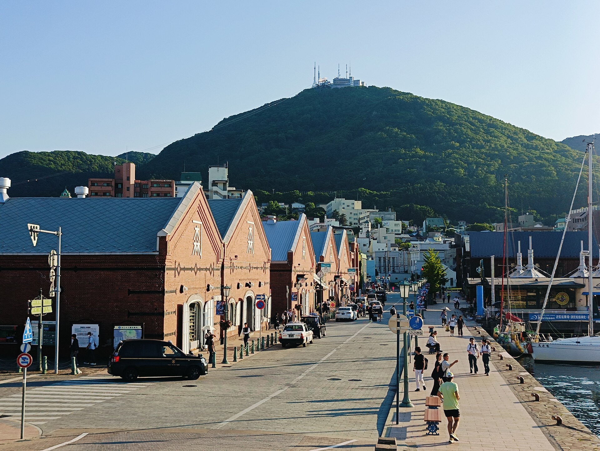 하코다테 베이 에어리어의 가네모리 붉은 벽돌 창고와 항만 풍경