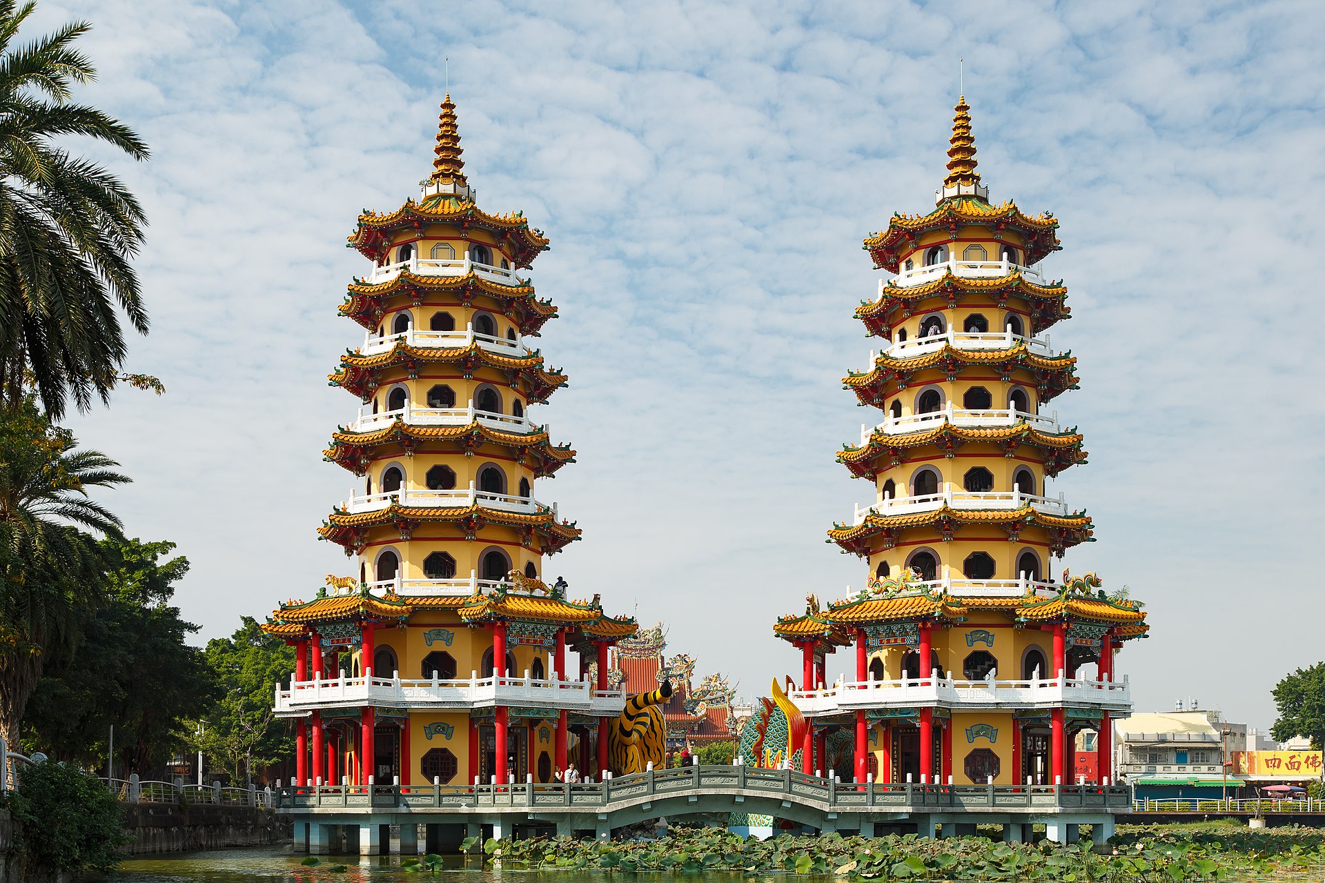 연지담 호수 위로 이어진 다리와 카오슝 용호탑 전경