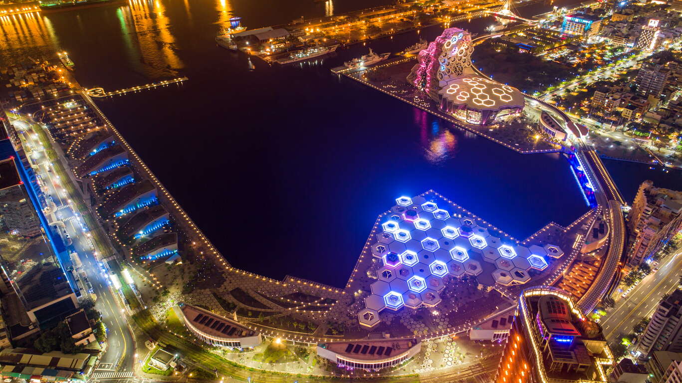 카오슝 뮤직센터와 아이허완 수변 산책로가 함께 보이는 야경