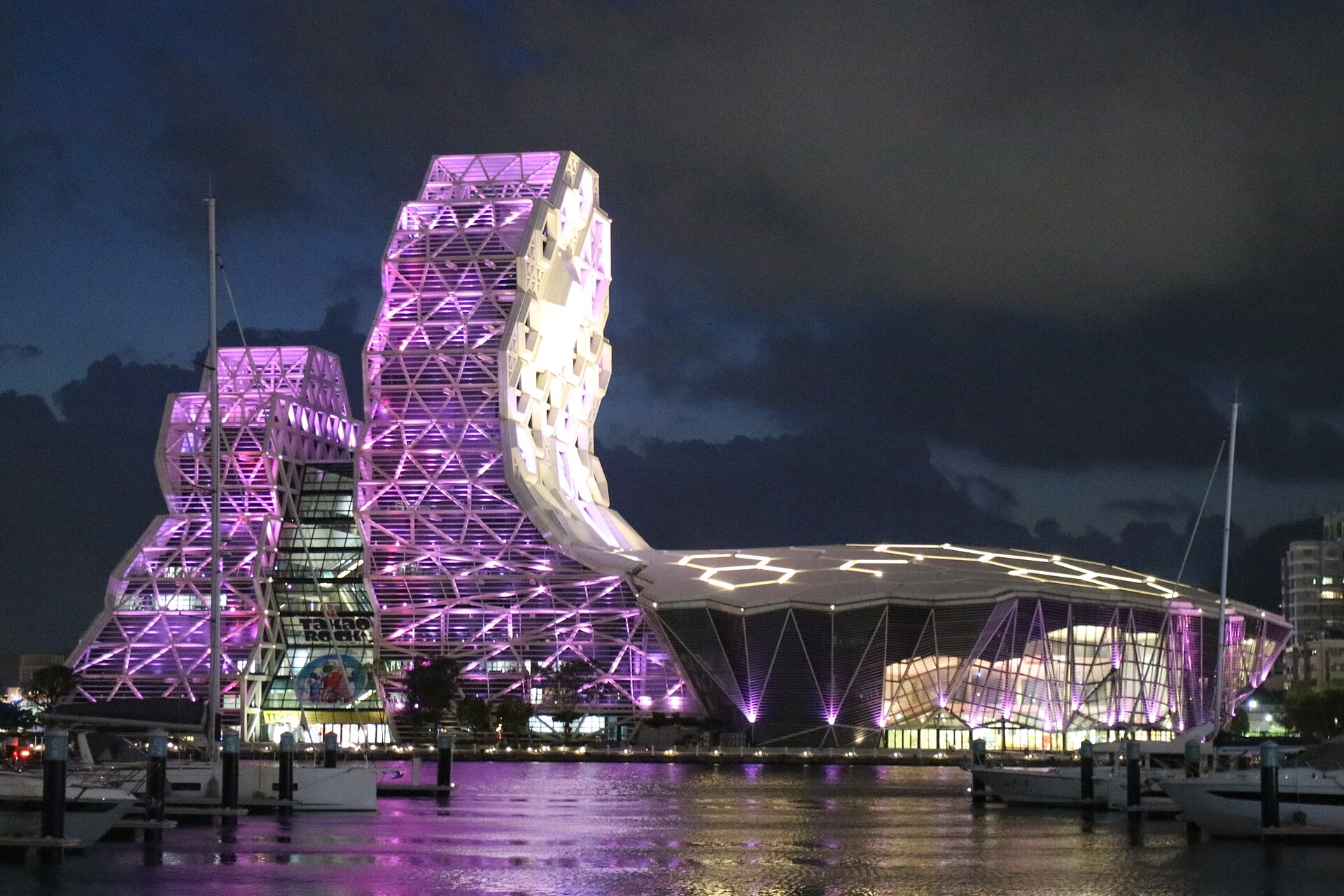 카오슝 아이허완에 자리한 카오슝 뮤직센터 전경