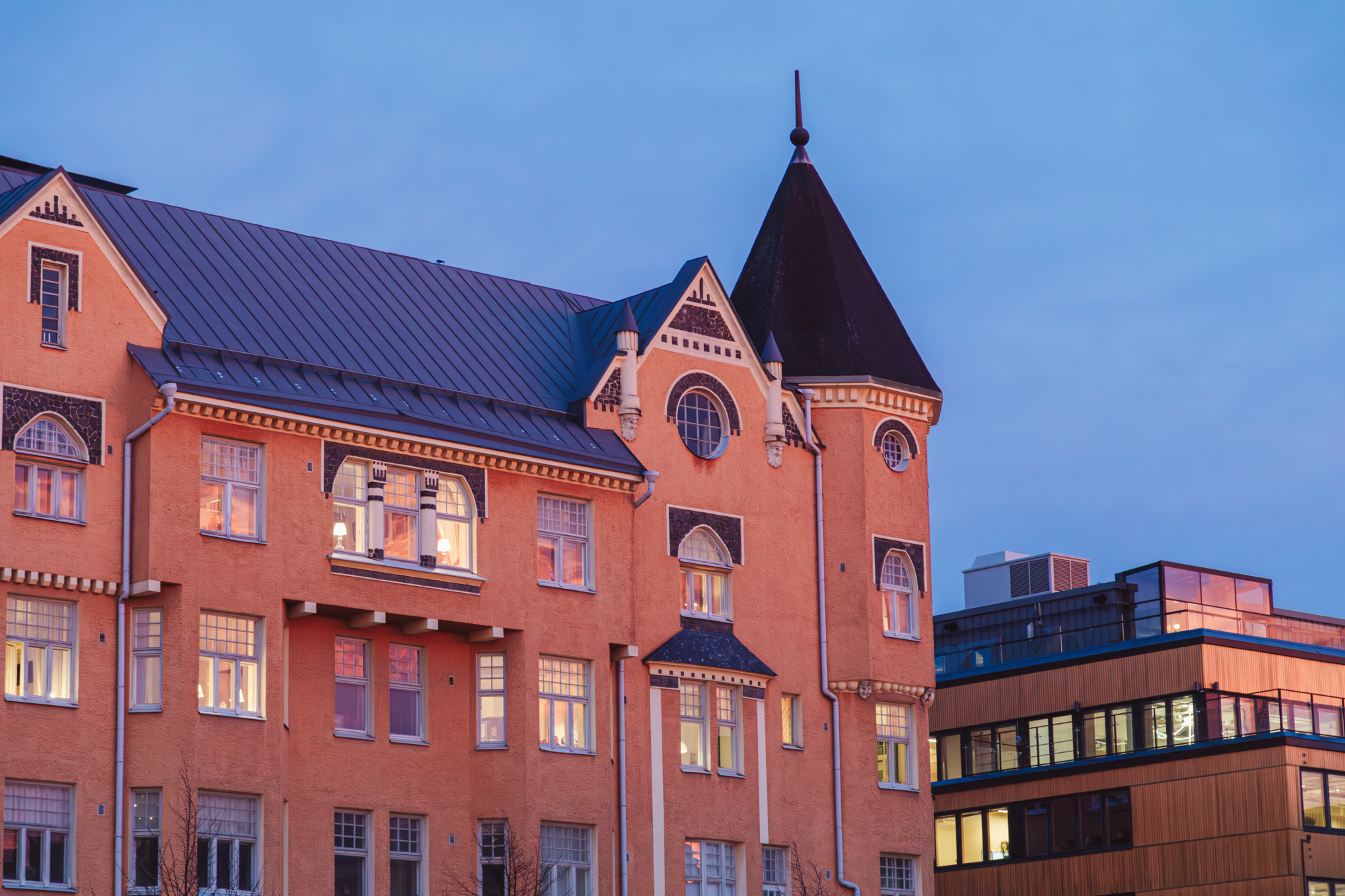 헬싱키 카사르미토리 광장 주변의 분홍빛 아르누보 건축물 외관