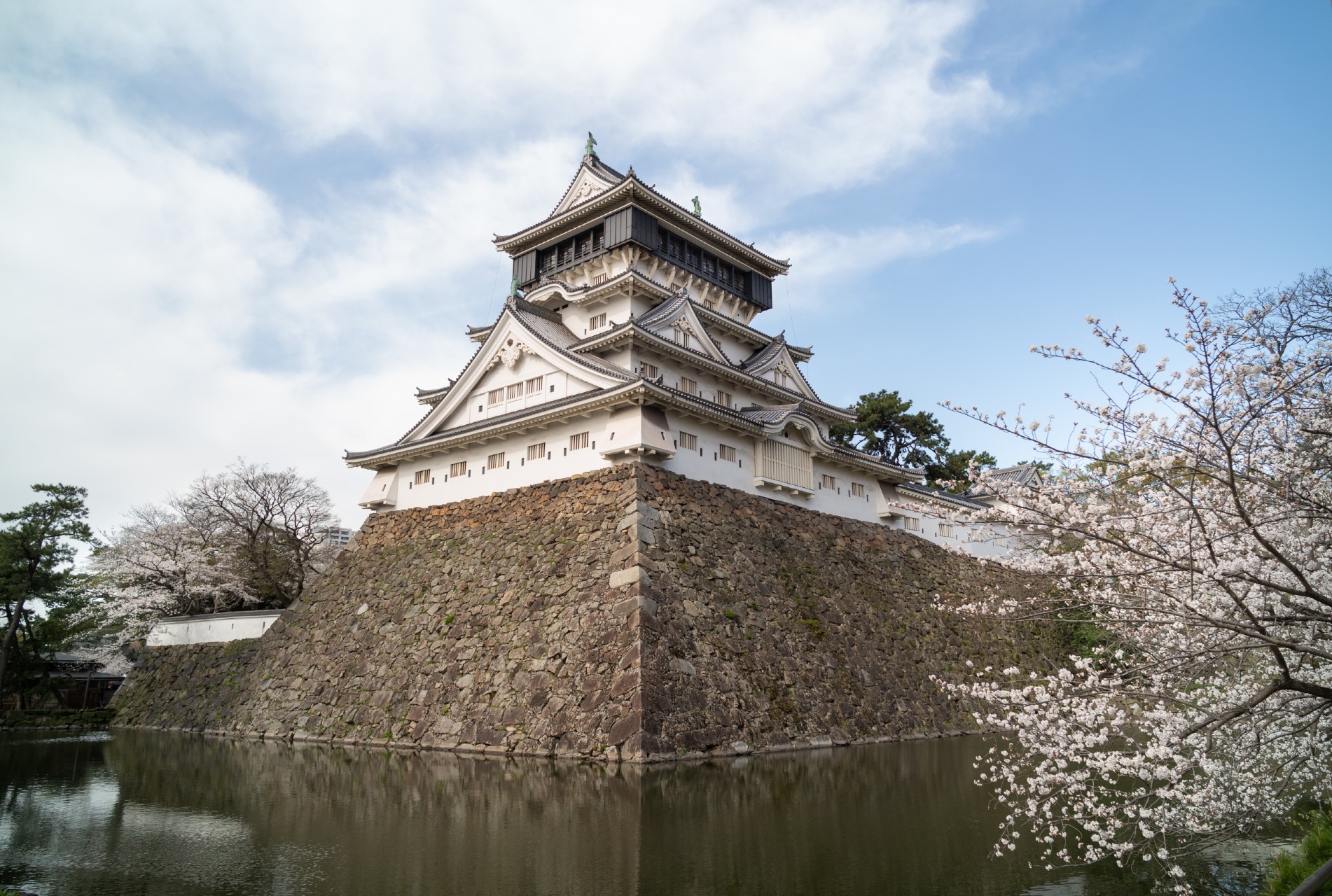 일본 후쿠오카현 기타큐슈 고쿠라성 천수와 해자