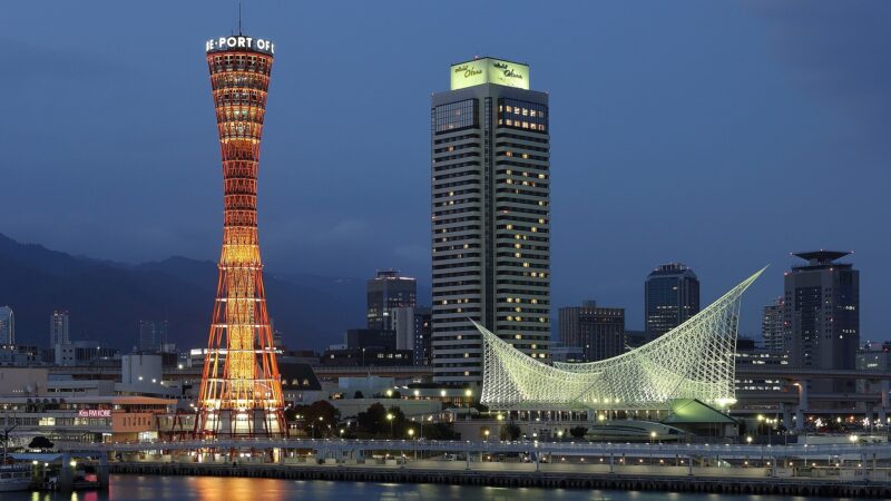 고베 포트타워와 고베 해양박물관이 보이는 메리켄파크 야경