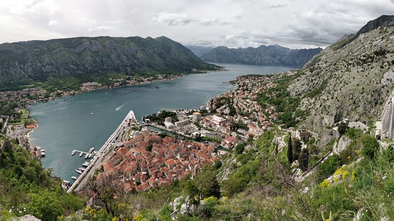 몬테네그로 코토르 성벽 위에서 내려다본 코토르 만과 올드타운 전경