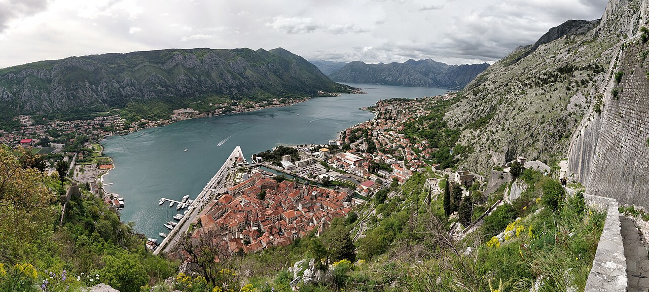 몬테네그로 코토르 성벽 위에서 내려다본 코토르 만과 올드타운 전경