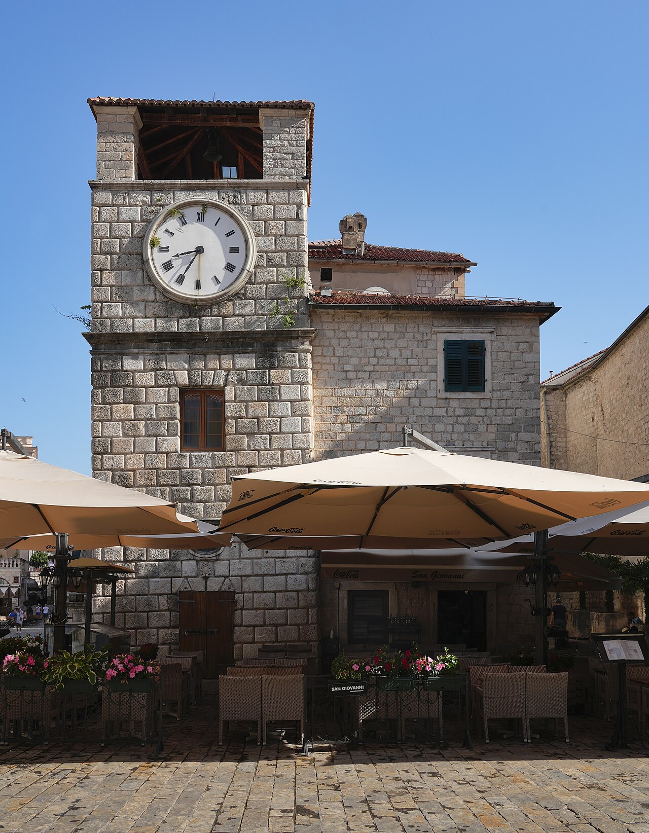 몬테네그로 코토르 올드타운 광장의 시계탑