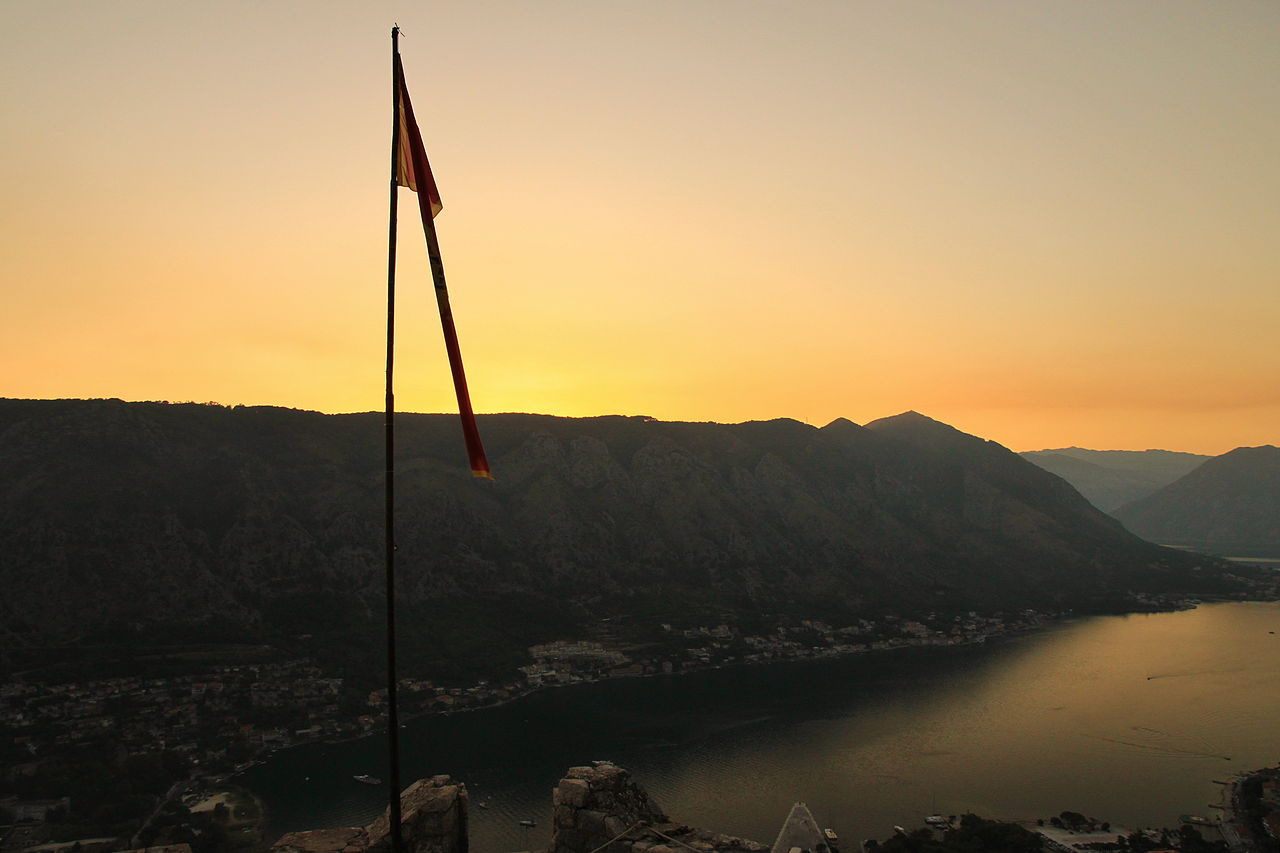 몬테네그로 코토르 성 요한 요새에서 내려다본 코토르 만 일몰 풍경