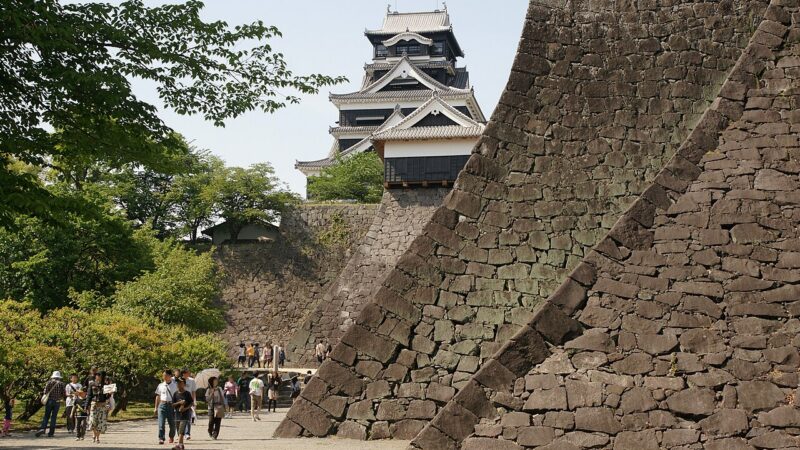 구마모토성 천수와 거대한 석벽이 함께 보이는 전경