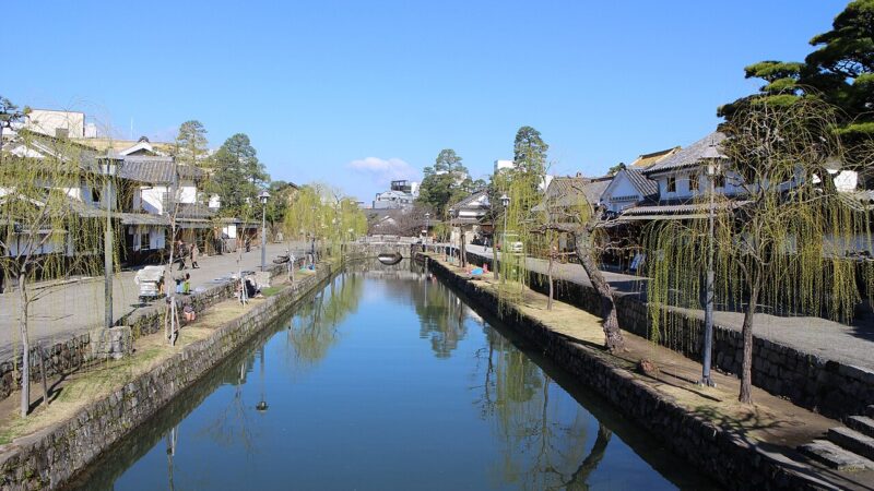 일본 오카야마 쿠라시키 미관지구 운하와 흰 벽 창고 거리