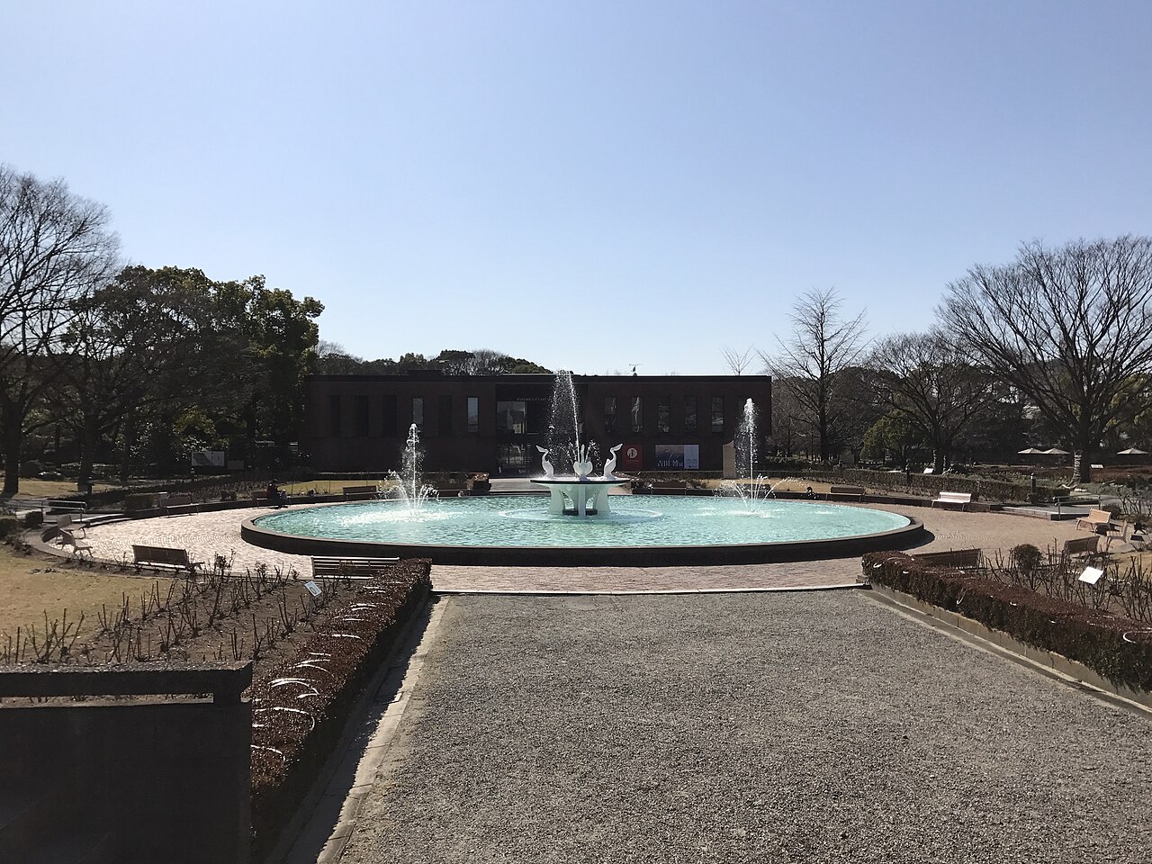 후쿠오카현 구루메 이시바시 문화센터의 원형 분수와 미술관 앞 광장