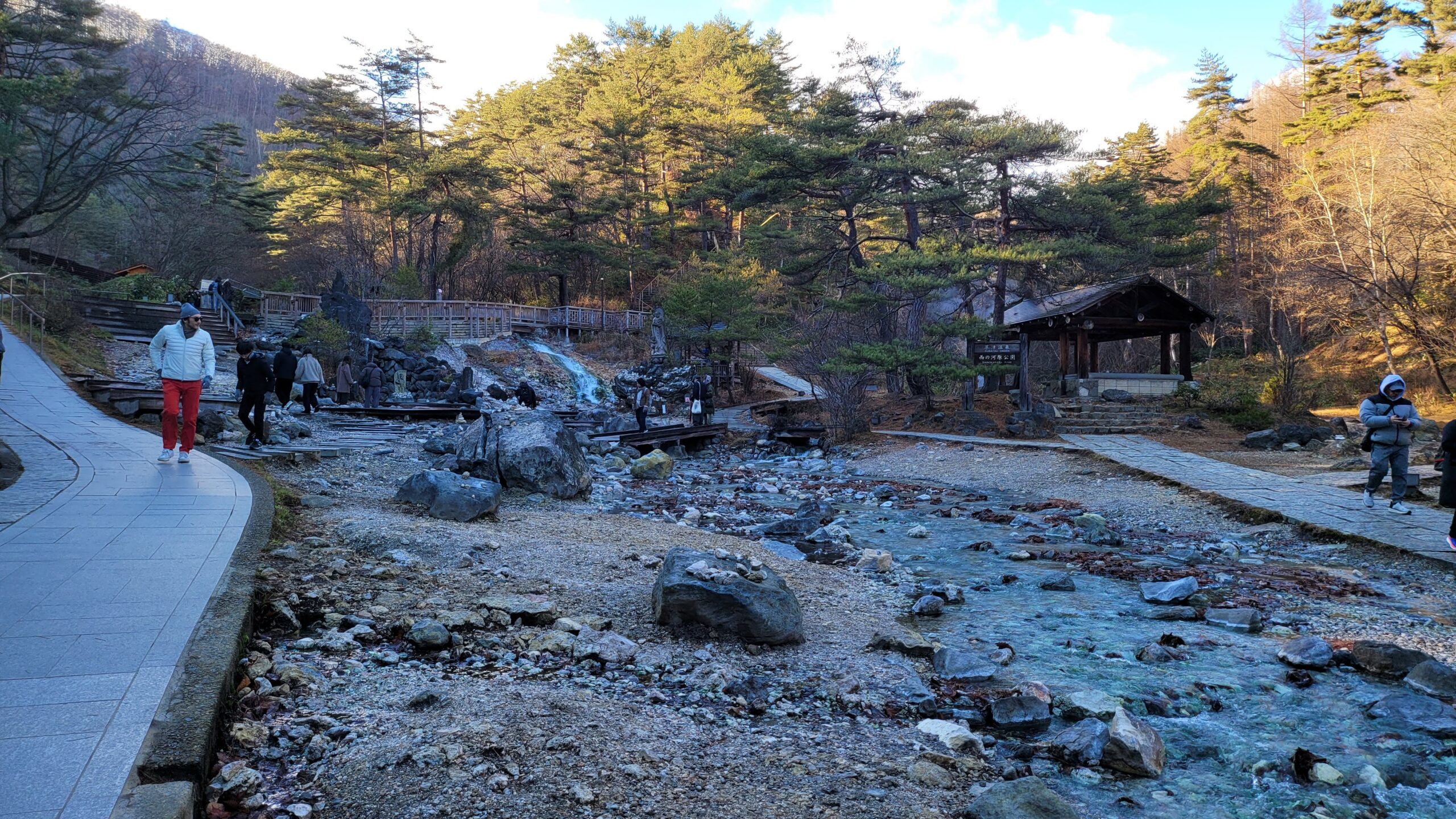 일본 군마현 쿠사츠 온천 사이노카와라 공원 산책로와 온천수 흐름