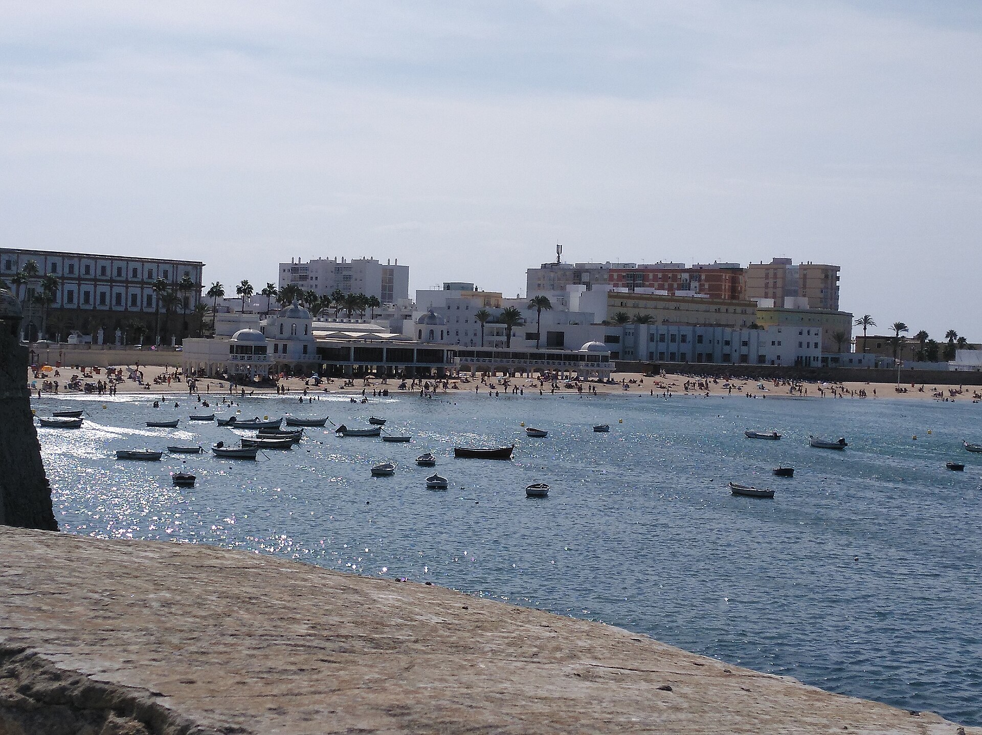 카디스 라 칼레타 해변과 발네아리오 데 라 팔마 전경