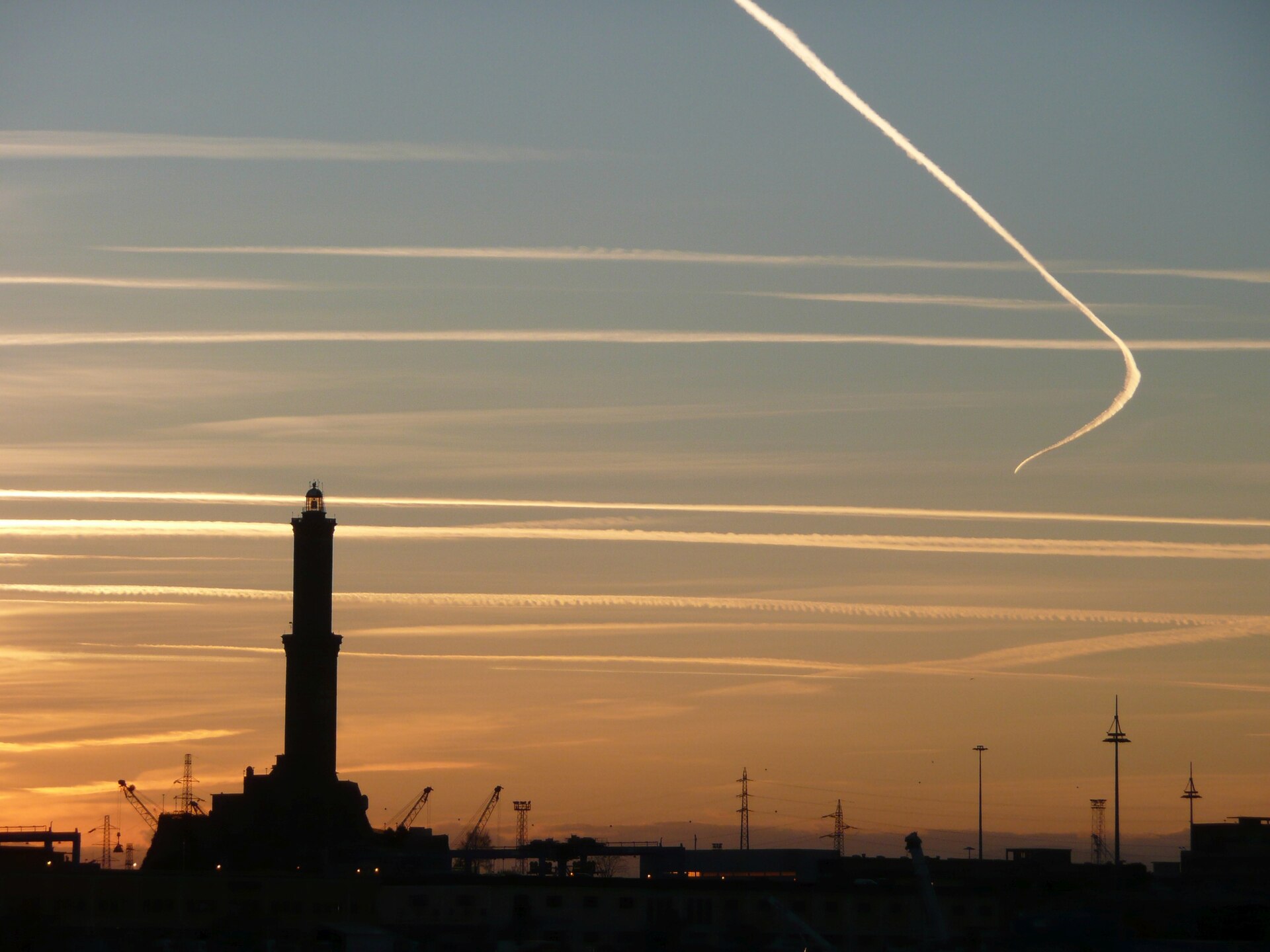제노바 항구를 내려다보는 라 란테르나 등대