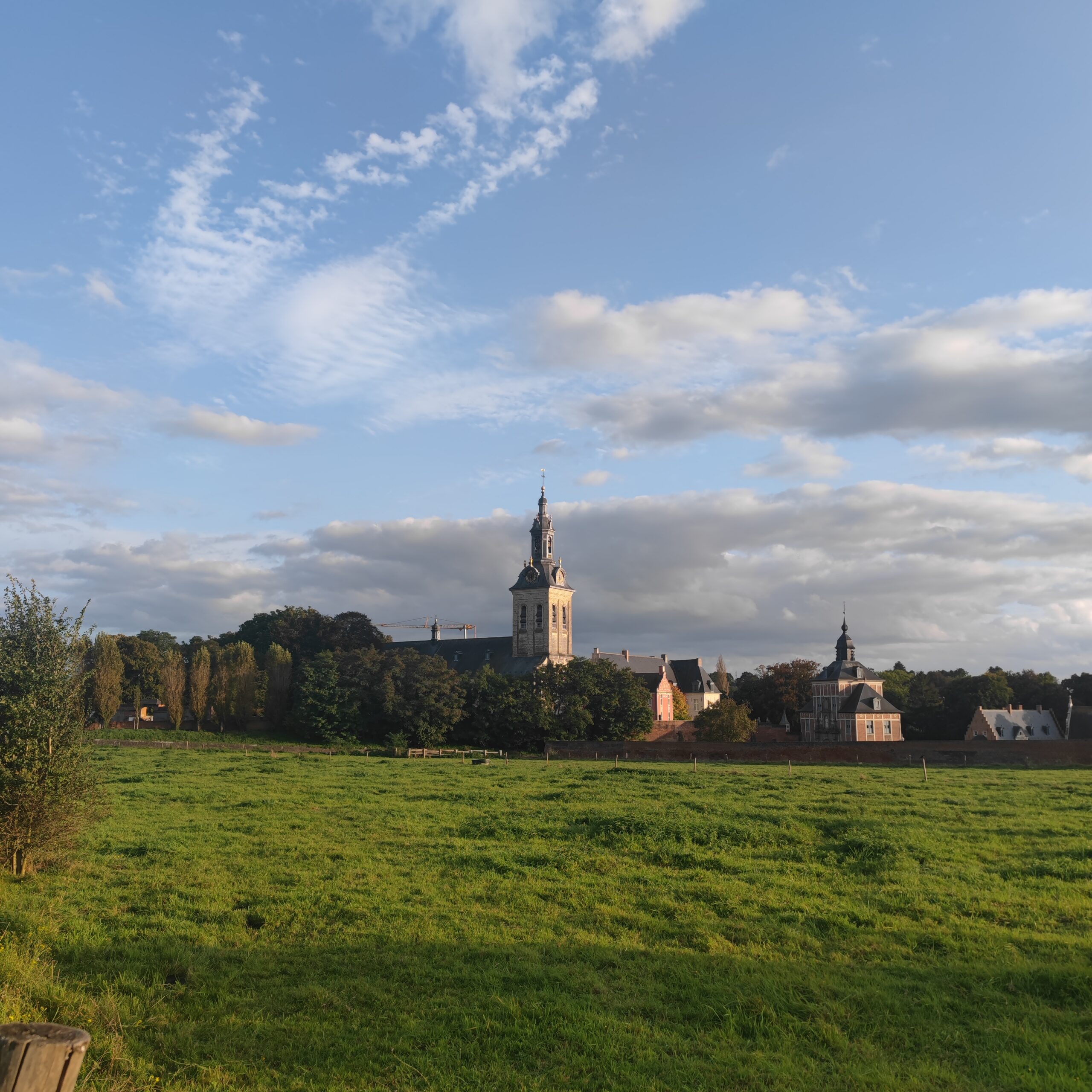 벨기에 루벤 외곽의 파크 애비 건물과 수변 풍경