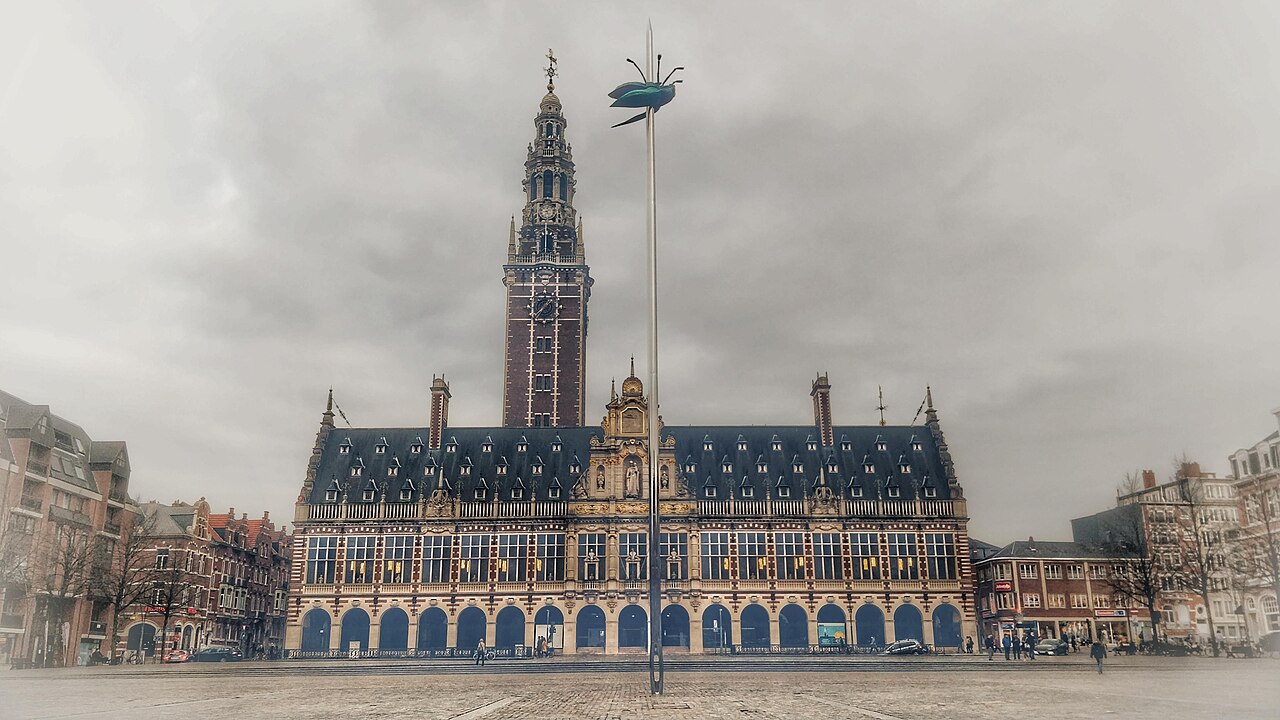 벨기에 루벤 라되즈광장의 대학도서관 타워와 광장 풍경