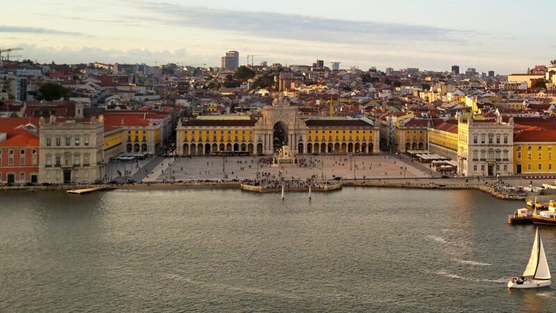 리스본 프라사 두 코메르시우 광장과 아우구스타 개선문 전경