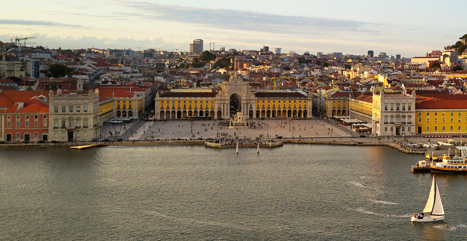 리스본 프라사 두 코메르시우 광장과 아우구스타 개선문 전경