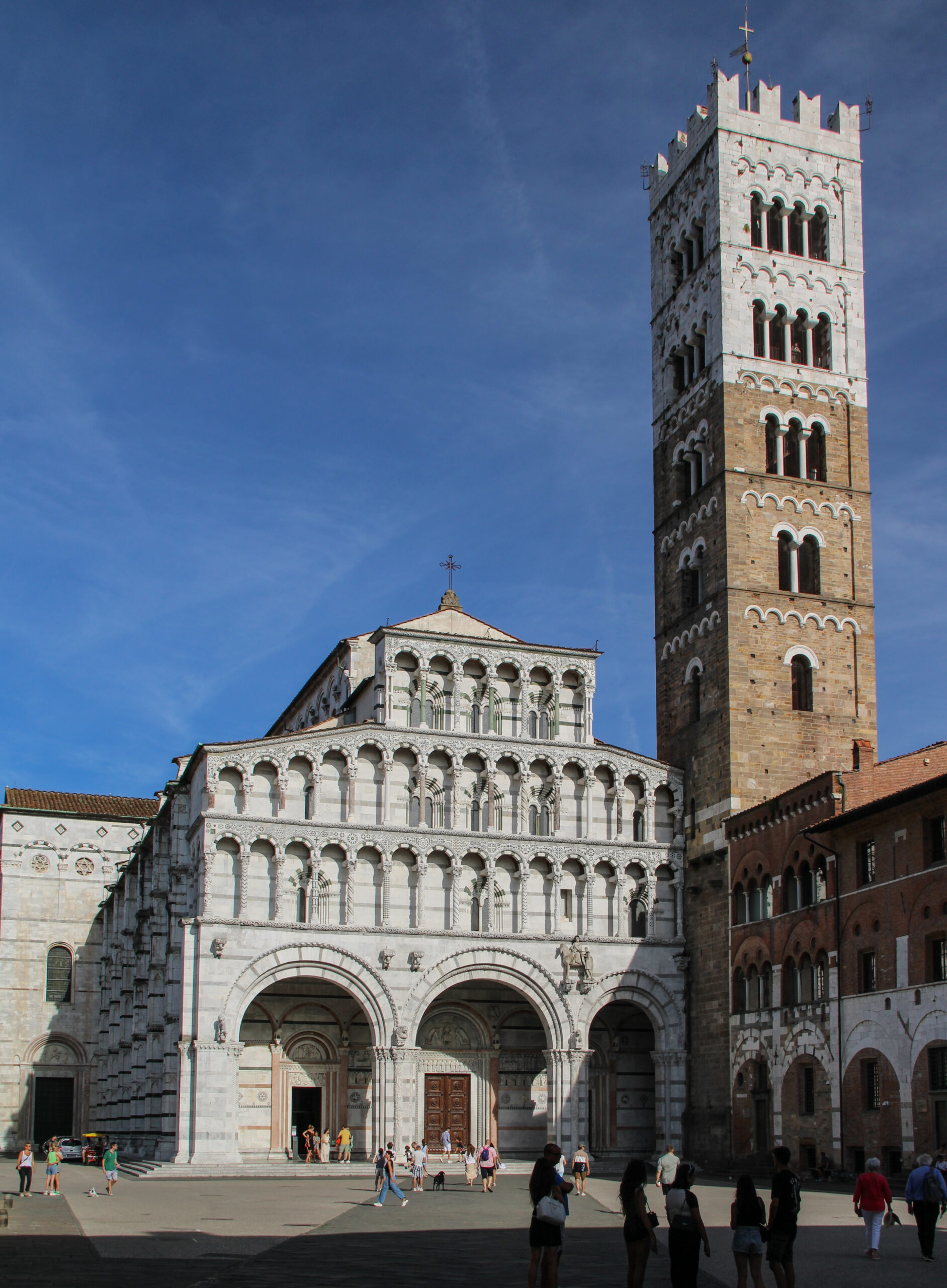 이탈리아 루카 산 마르티노 대성당의 흰색 파사드와 종탑