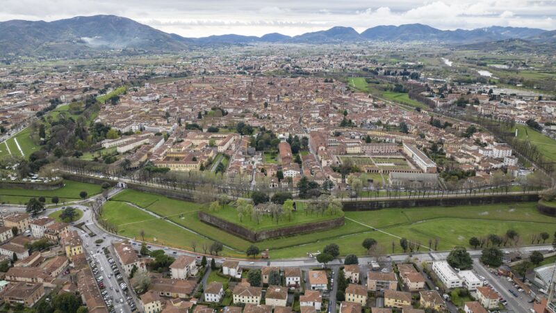 이탈리아 토스카나 루카의 성벽으로 둘러싸인 구시가지 전경