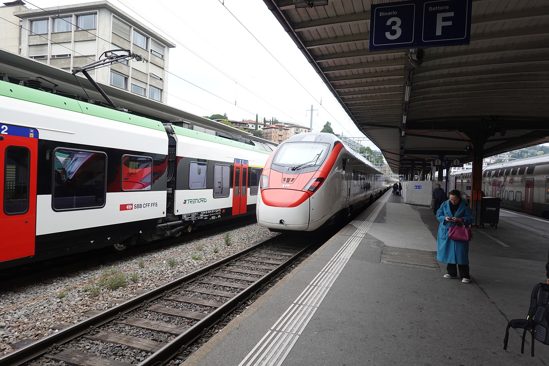 스위스 루가노역 플랫폼과 역 권역 풍경