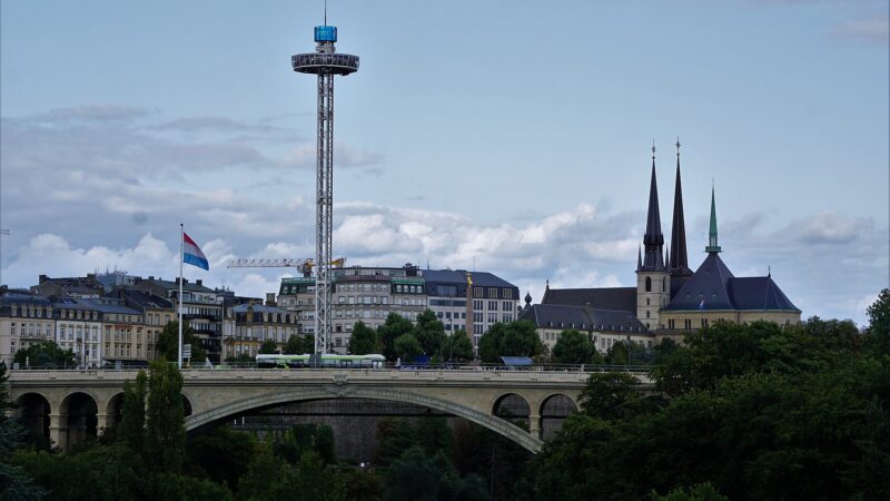 룩셈부르크 시티 페트뤼스 계곡 위 퐁 아돌프와 노트르담 대성당 첨탑이 보이는 전경