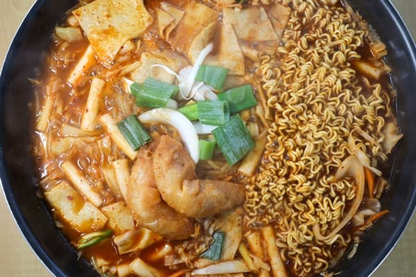 마복림 할머니집 즉석떡볶이 냄비와 라면 사리가 보이는 한 상