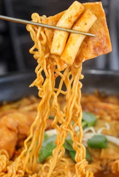 마복림 할머니집 즉석떡볶이에서 면과 떡을 집어 올린 장면