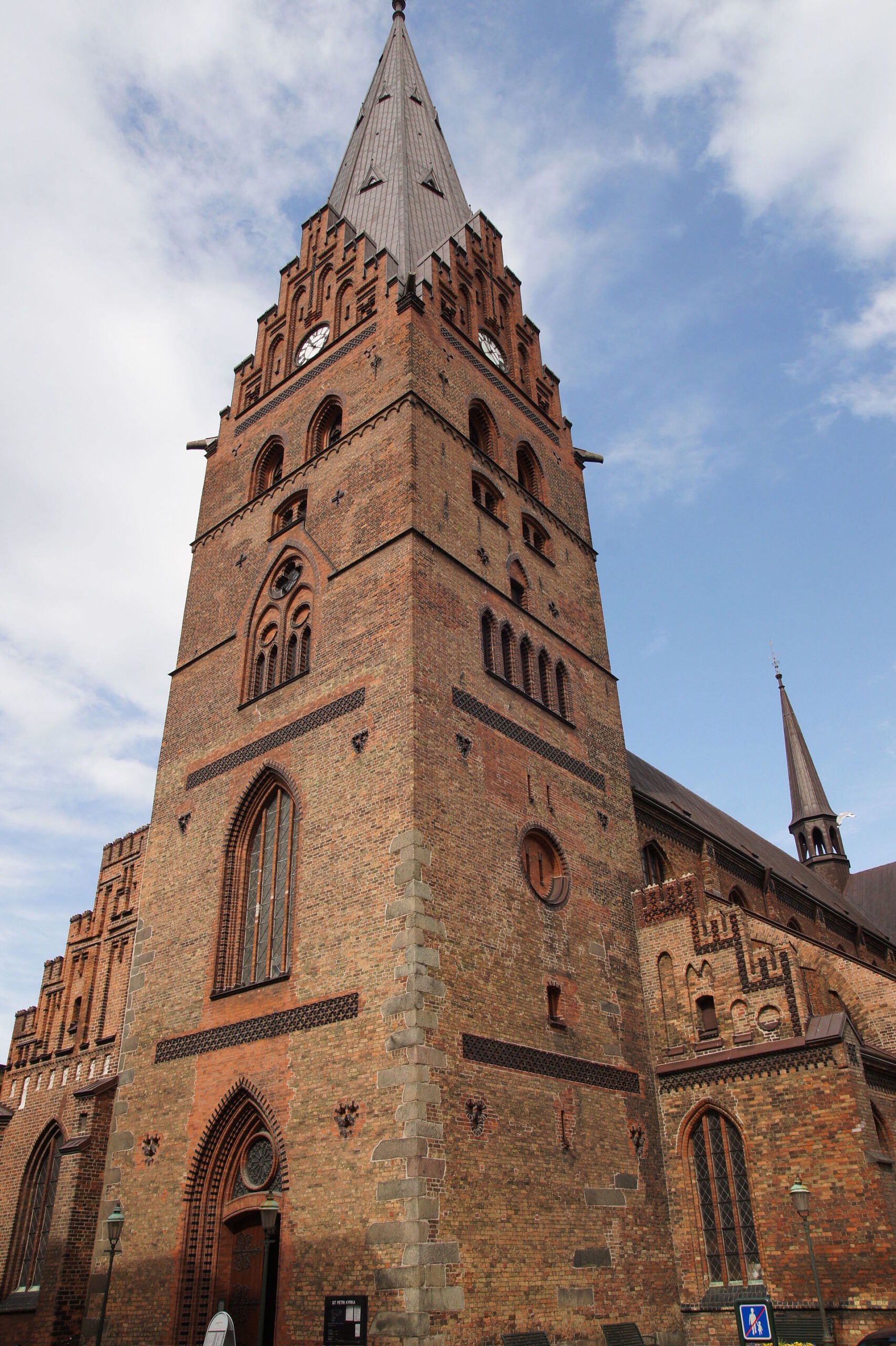 높은 탑과 첨탑이 함께 보이는 말뫼 상트 페트리 교회 외관